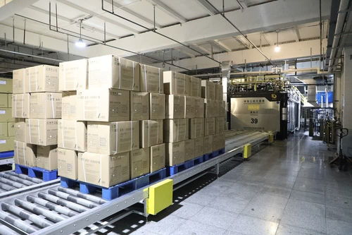 中国企业加速转产防疫物资，全力支援一线抗疫防护服需求